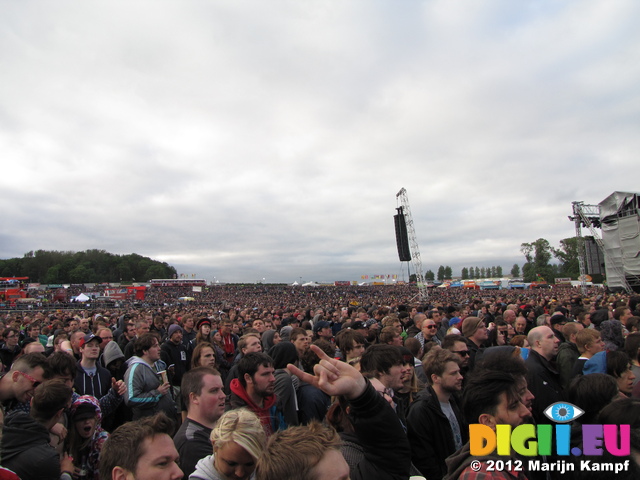 SX22442 Crowd at download